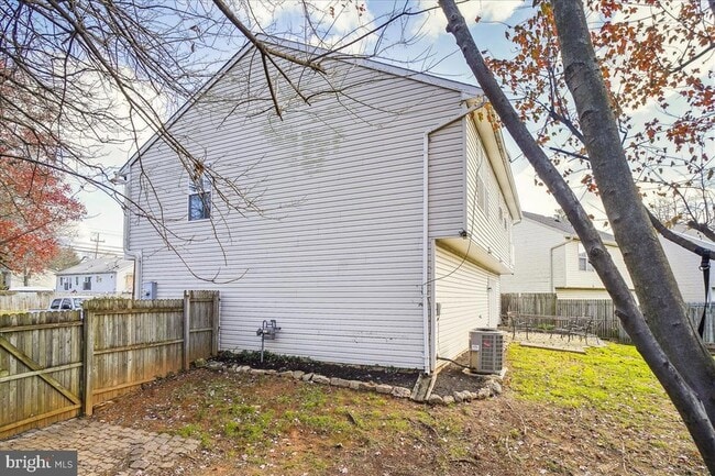 Building Photo - 102 W Deer Park Rd