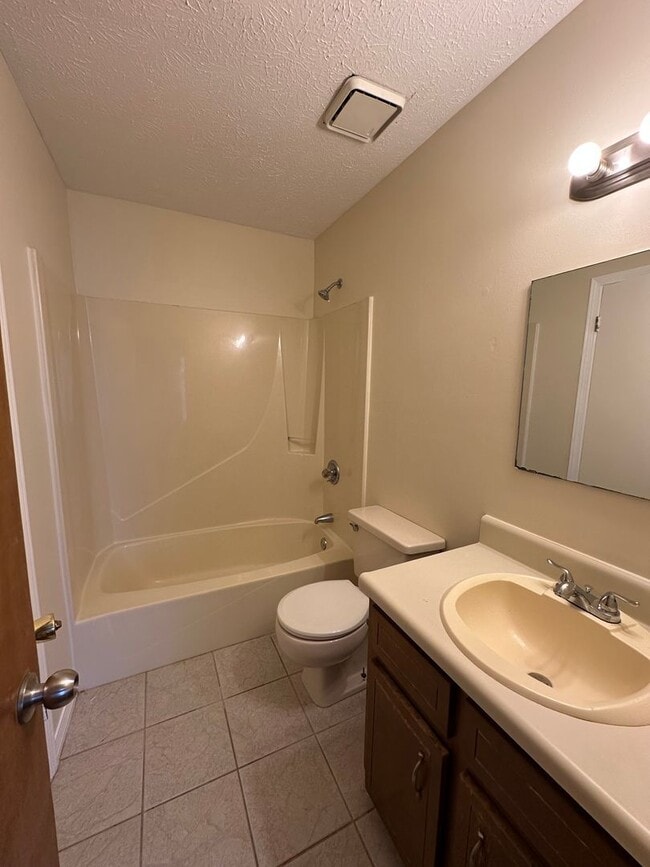 Building Photo - 2 bed 2 bath townhome, perfect location!