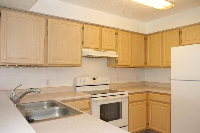 Building Photo - 2-bedroom, 2-bathroom Condo in gated commu...