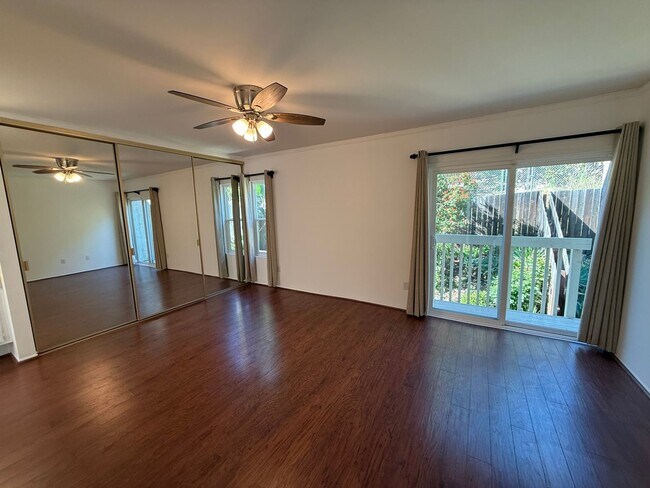 Building Photo - 2 bedroom 2.5 bath condo for rent