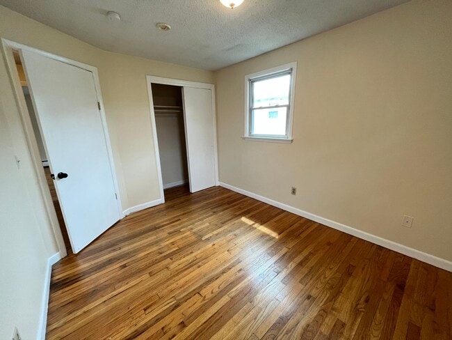 Building Photo - Two Bedroom One Bathroom Apartment! In Wes...