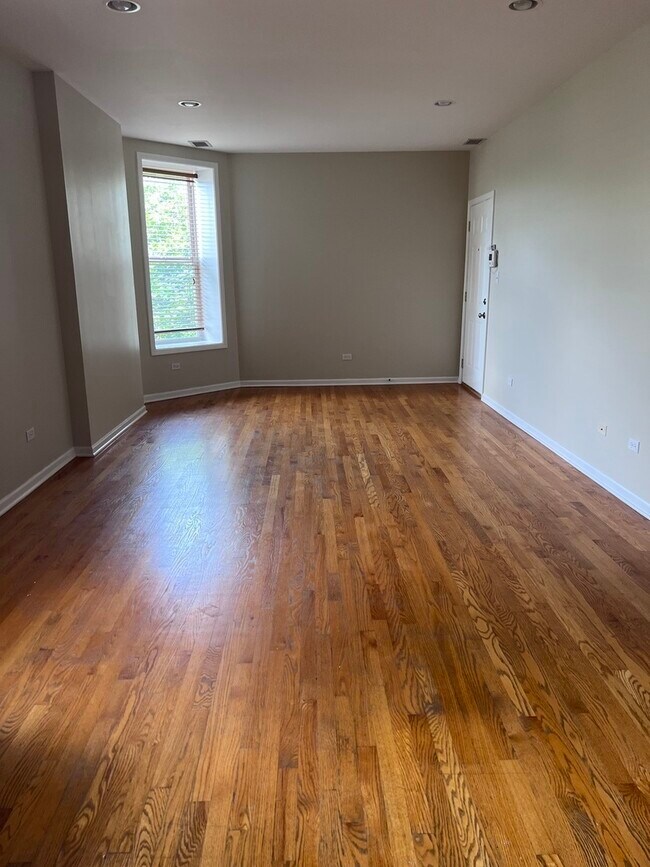 Building Photo - 3610 S Prairie Ave