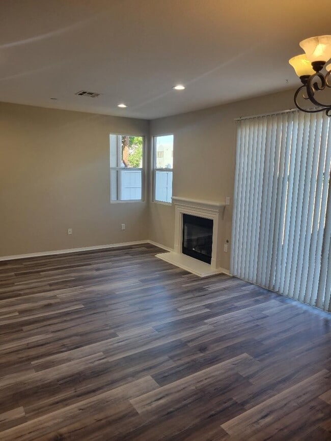 Building Photo - BEAUTIFUL SPACIOUS TOWNHOUSE IN GREAT LOCATION