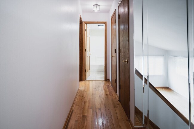 Building Photo - 4320 Bayview Dr