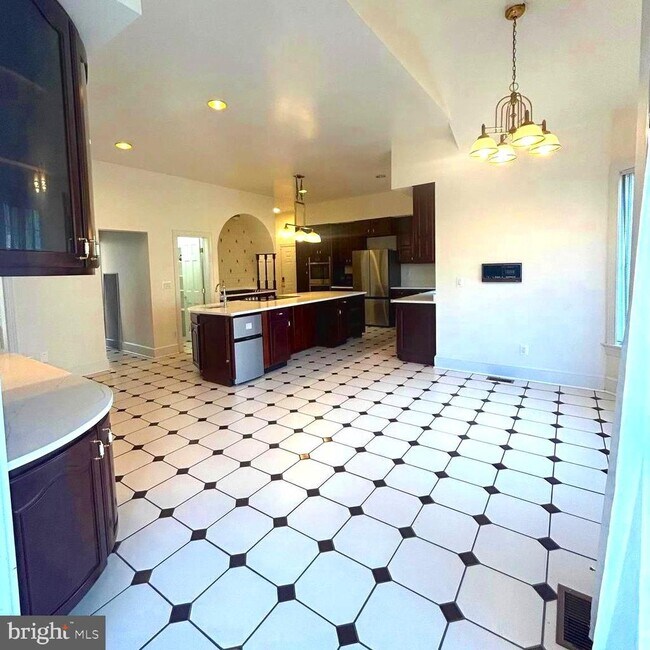 Building Photo - 914 Helga Pl