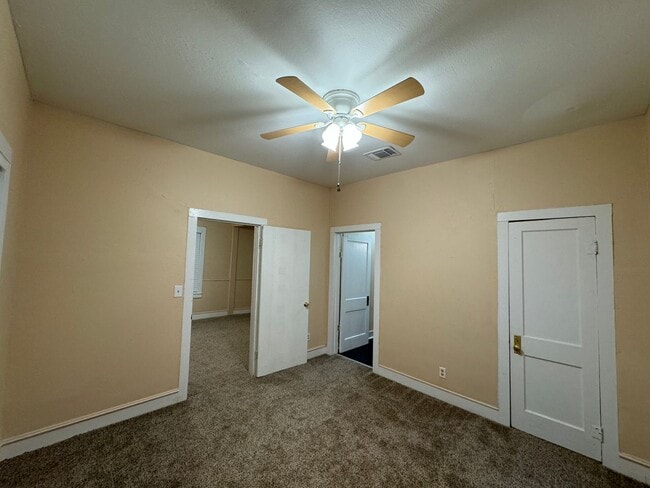 Building Photo - Cute and private....