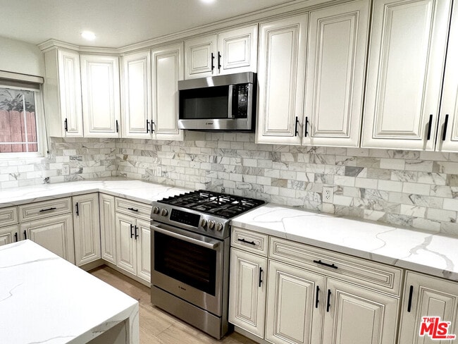 Building Photo - 5019 W Maplewood Ave