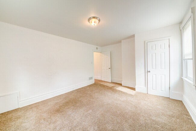 Building Photo - Available July 2026 - Spacious 2 Bedroom Home in Mt. Washington!