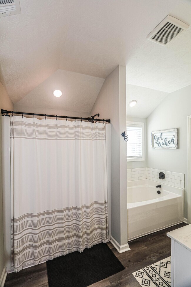 Building Photo - 550 Jensen Ln