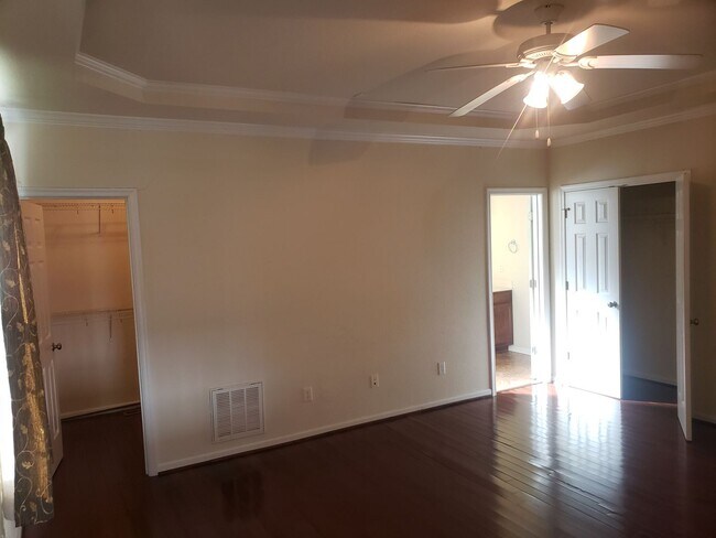 Building Photo - WOODBRIDGE POINTE