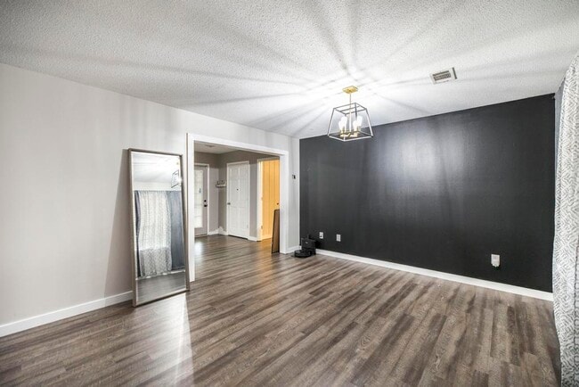 Building Photo - 609 Forest Lake Dr