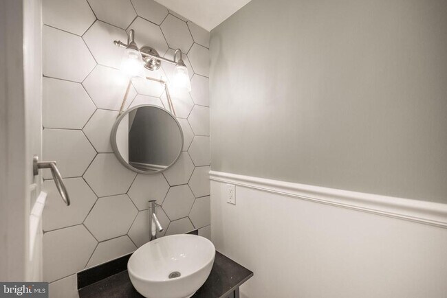 Building Photo - 1814 Christian St