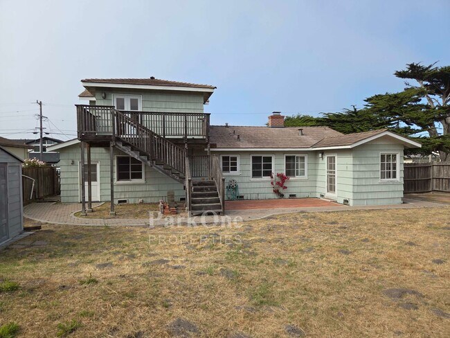 Building Photo - Adorably Rustic home 2 blocks from the shore.