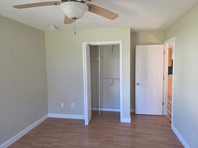 Building Photo - Very nice cute little house. 2 bedroom, 1 bath