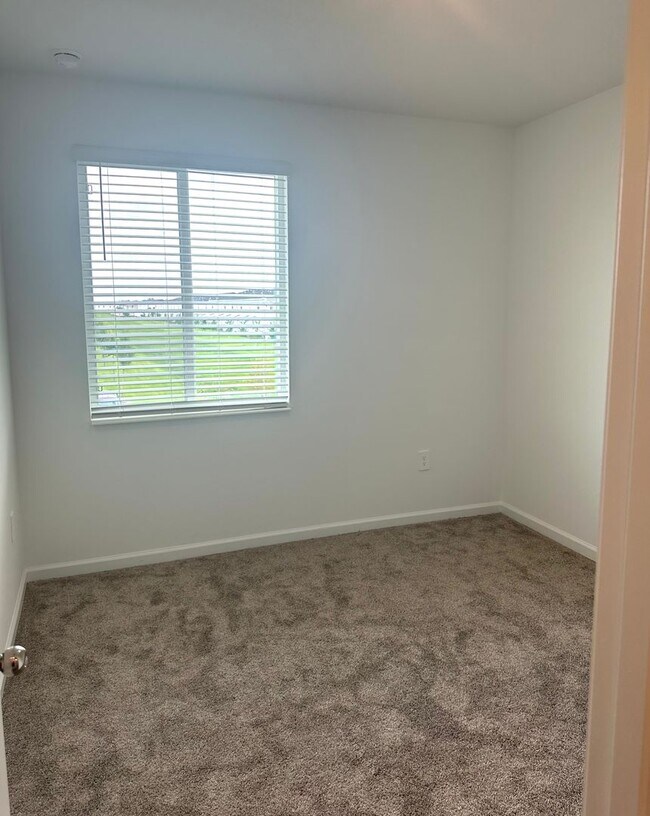 Building Photo - Champions Pointe 3 bed 2.5 bath Town home ...