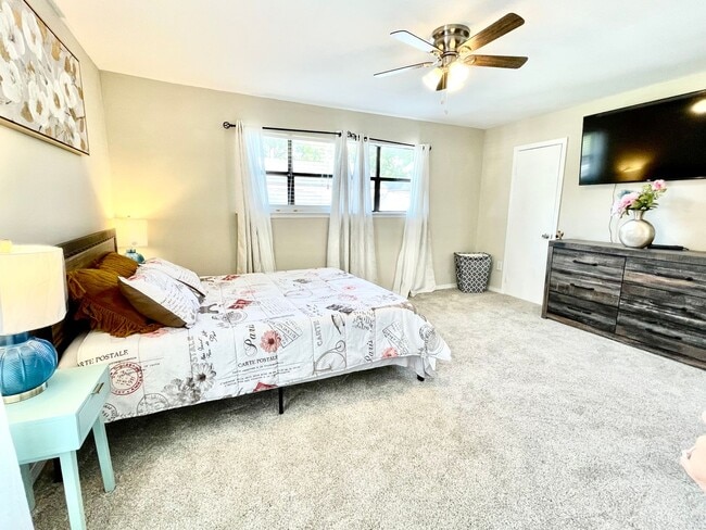 Building Photo - 3 BR 2.5 BA Luxury Townhouse