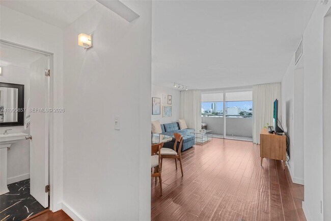 Building Photo - 1658 Bay Rd