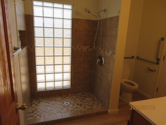 Building Photo - Centrally Located Family Home for Rent