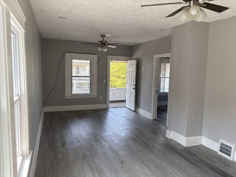 Building Photo - 2833 E 100th St