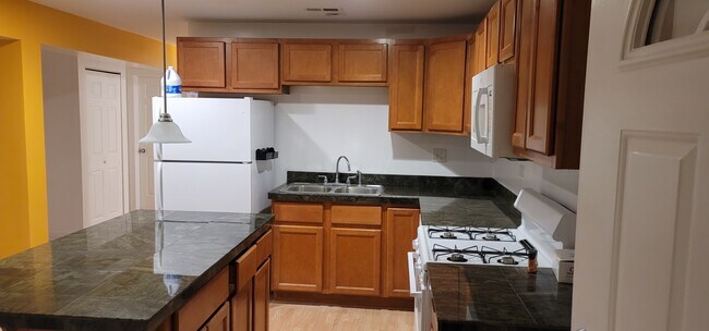 Building Photo - 2848 W Warren Blvd