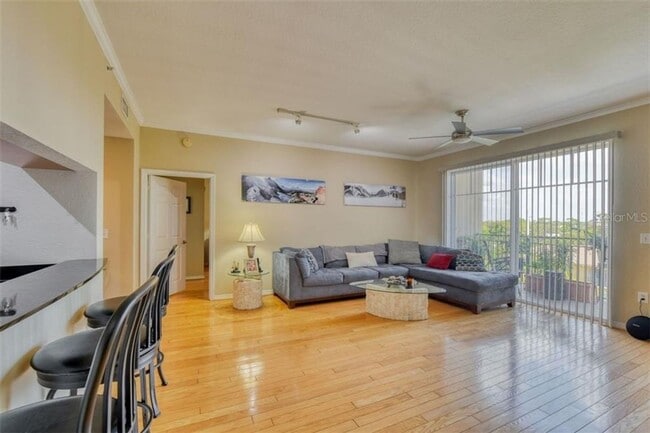 Building Photo - Annual UNfurnished 2/2 condo on top floor ...