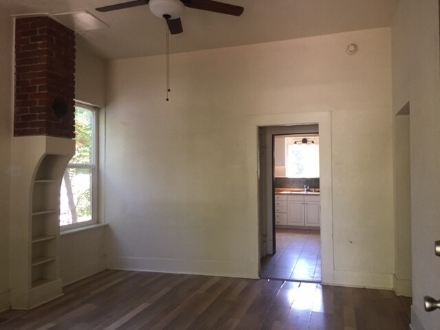 Building Photo - **RESERVE NOW FOR SUMMER 2026* * Great 5 Bedroom house close to Downtown