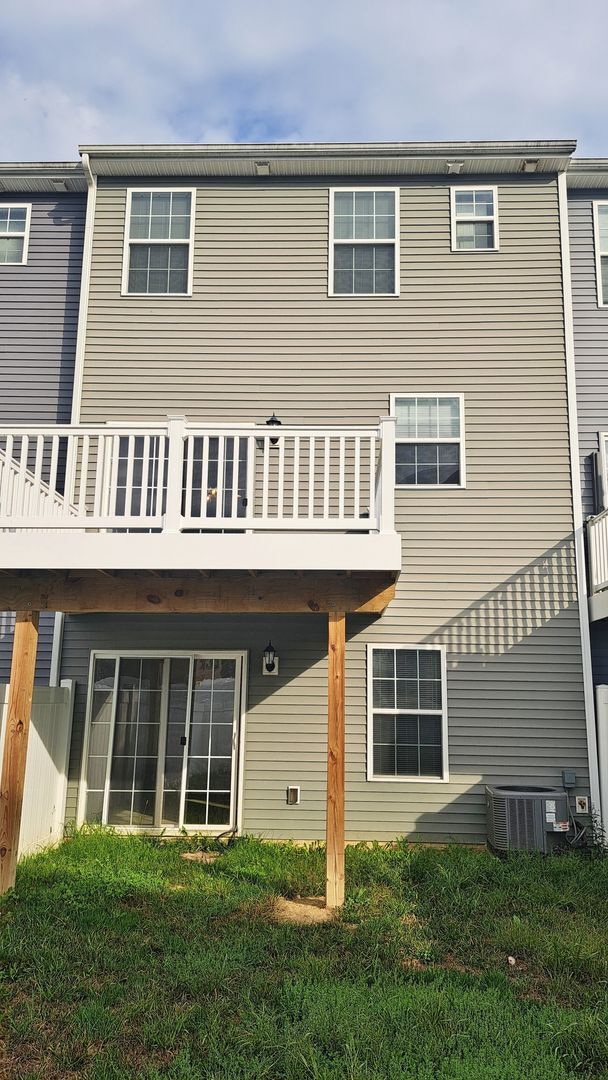 Building Photo - 3 Bed / 2-1/2 Bath Single Family Townhome w/1-Car Garage