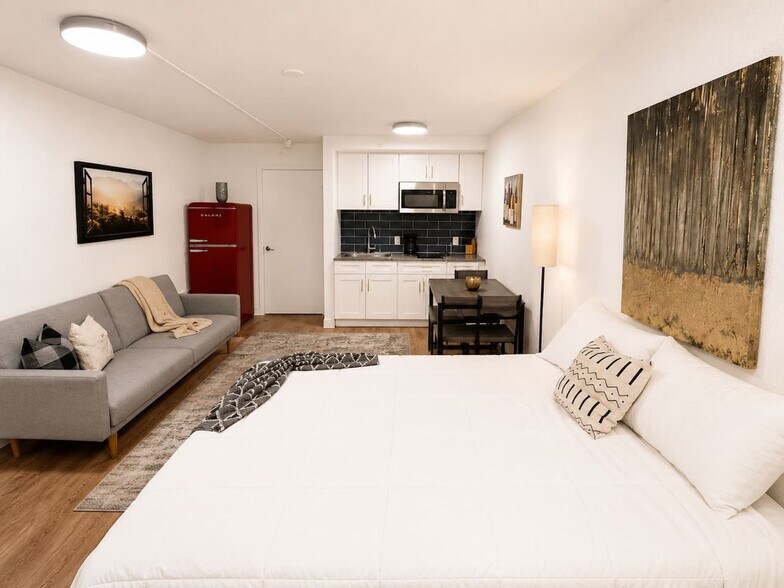 Building Photo - 824 Camino La Costa