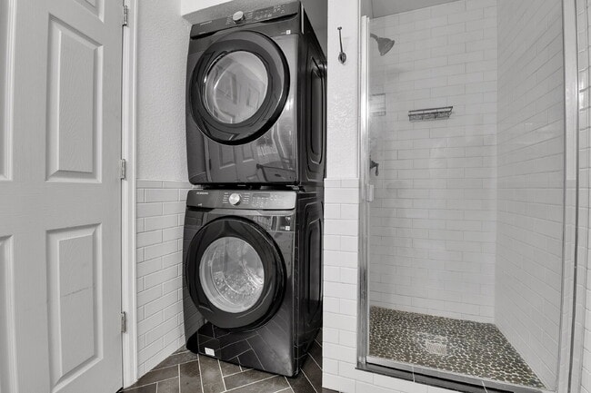 Building Photo - $2,000 - 2 Bed, 2 Bath Updated Townhome in...