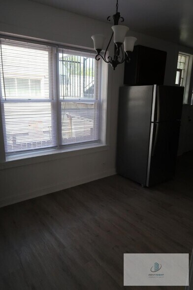 Building Photo - 5039 N Springfield Ave