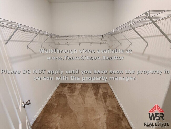 Building Photo - Large 3 Bedroom/ 2 bathroom Home with an O...