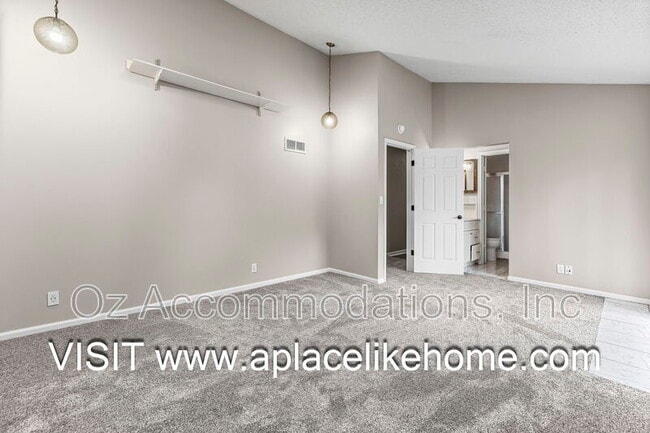 Building Photo - 6535 Melrose Ln