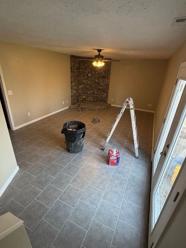 Building Photo - AVAILABLE APRIL 3RD