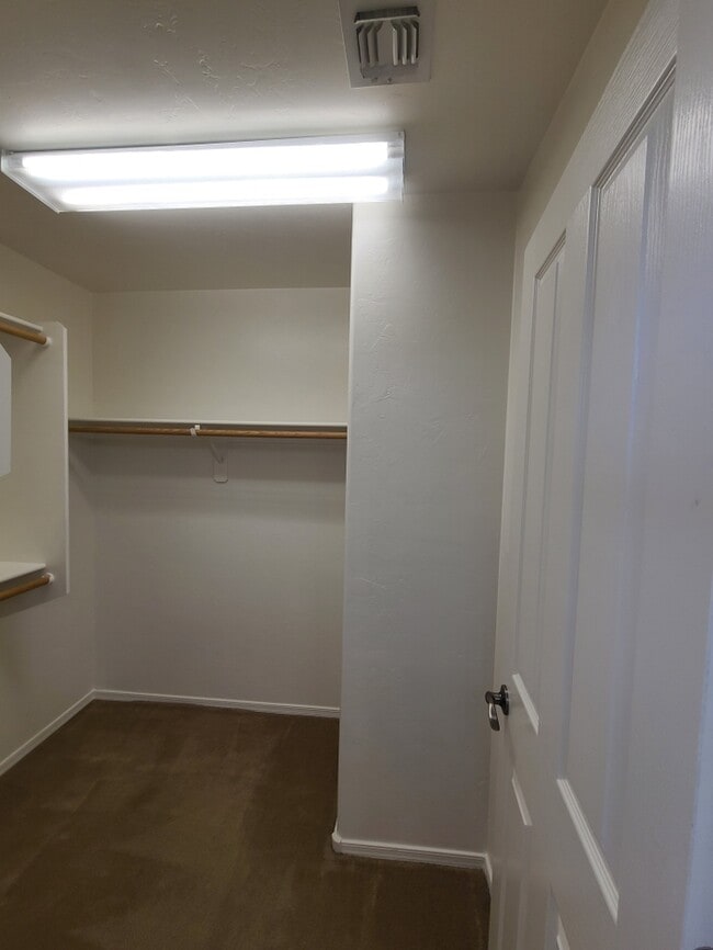 Building Photo - Beautiful 4-bedroom 3-bathroom - GREAT LOC...