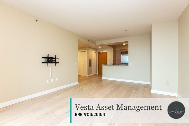 Building Photo - Luxurious High-Rise Living with Iconic San Francisco Views