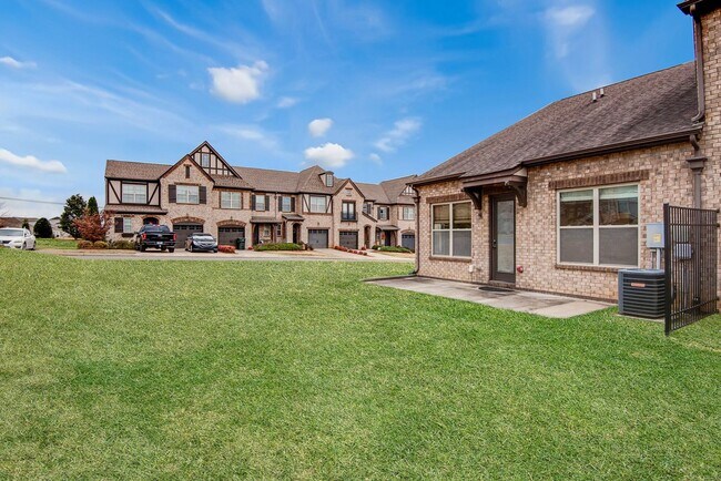 Building Photo - 3 Bed, 2.5 Bath End Unit Townhome w/ Garage