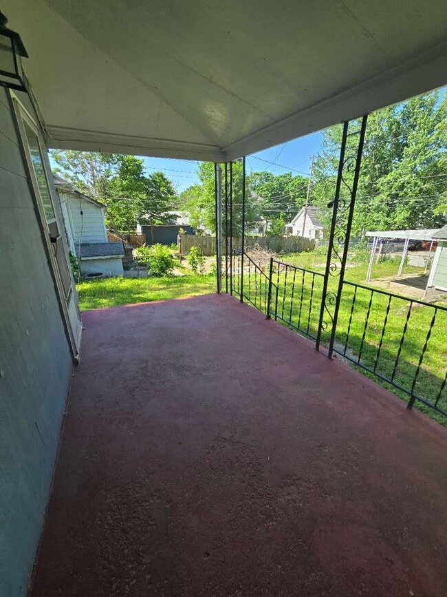 Building Photo - 310 N Oakley Ave
