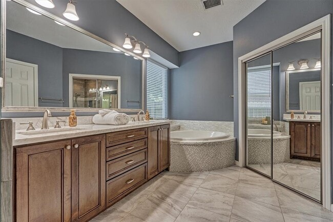 Building Photo - 10 E Sterling Pond Cir