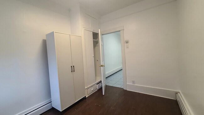 Building Photo - 405 61st St