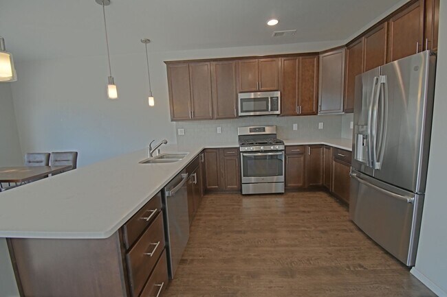 Primary Photo - Mountain View, Two Car Garage 3bd/3ba Avai...
