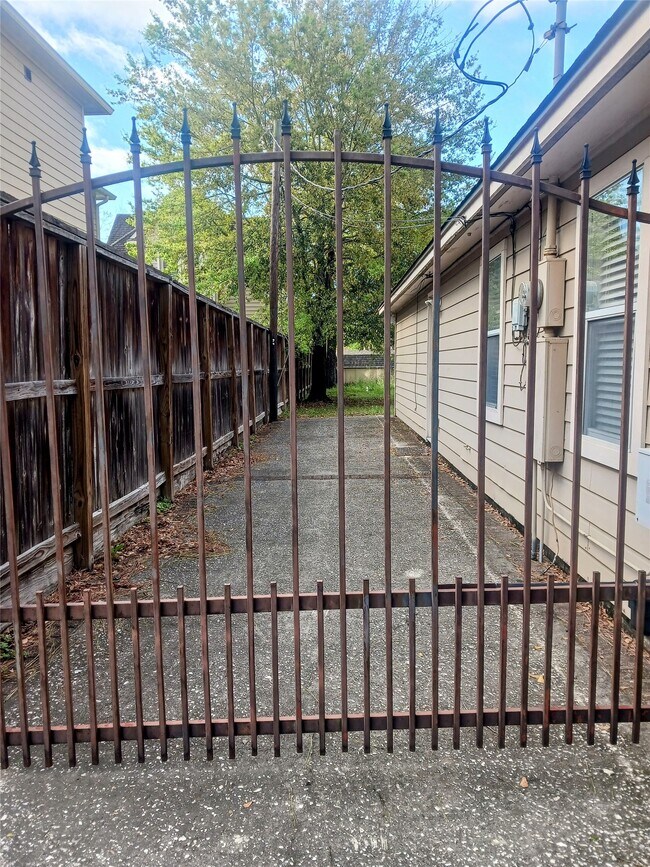 Building Photo - 923 W 41st St