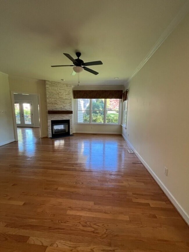 Building Photo - Gorgeous, updated 4 bedroom 2 bathroom hom...