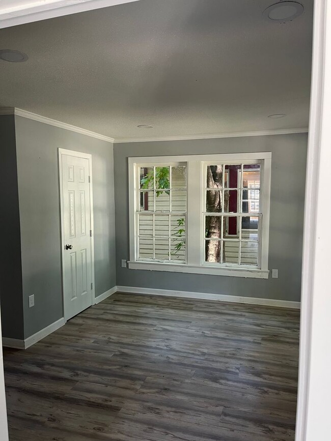 Building Photo - 1/2 Off First Month's Rent With Approved A...