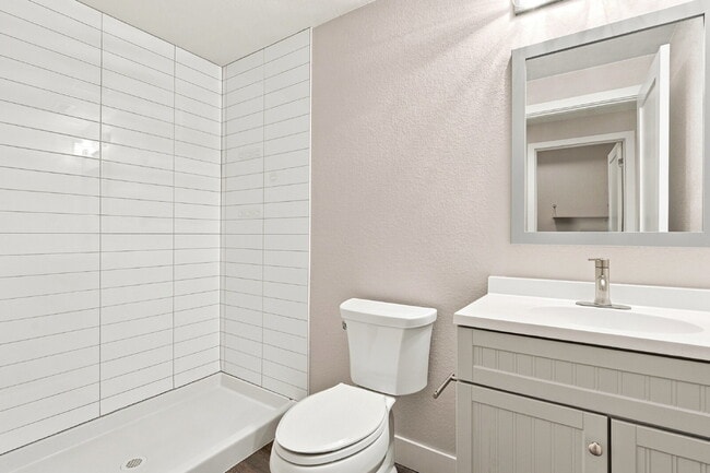 Building Photo - $3,740.95 - 4 bed, 3.5 bath Updated Townhome in Englewood!