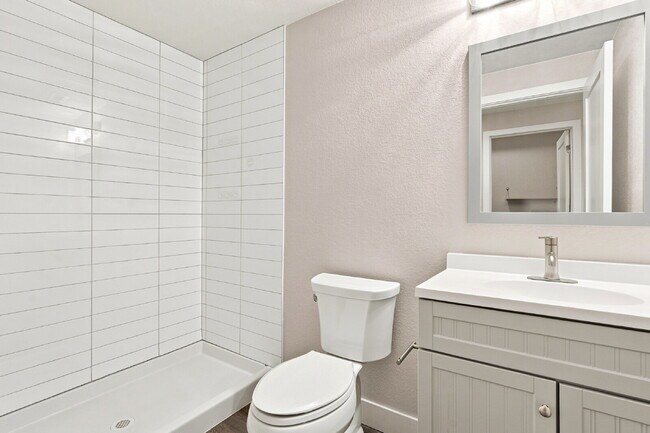 Building Photo - $3,840.95 - 4 bed, 3.5 bath Updated Townhome in Englewood!