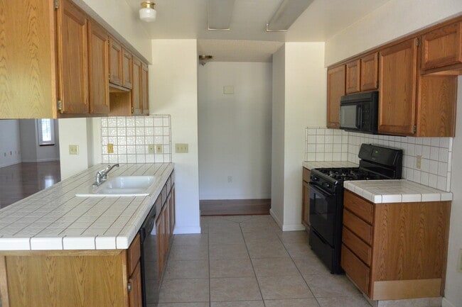 Building Photo - Nice home in great South West Visalia neighborhood in the El Diamante School District