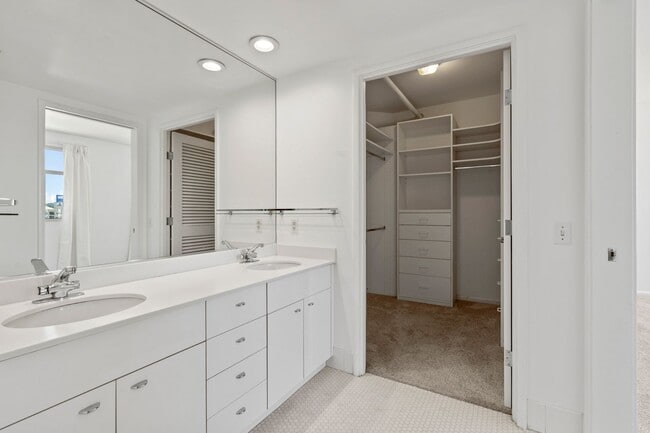 Building Photo - Light Filled 2 Bed, 2 Bath South Beach Por...