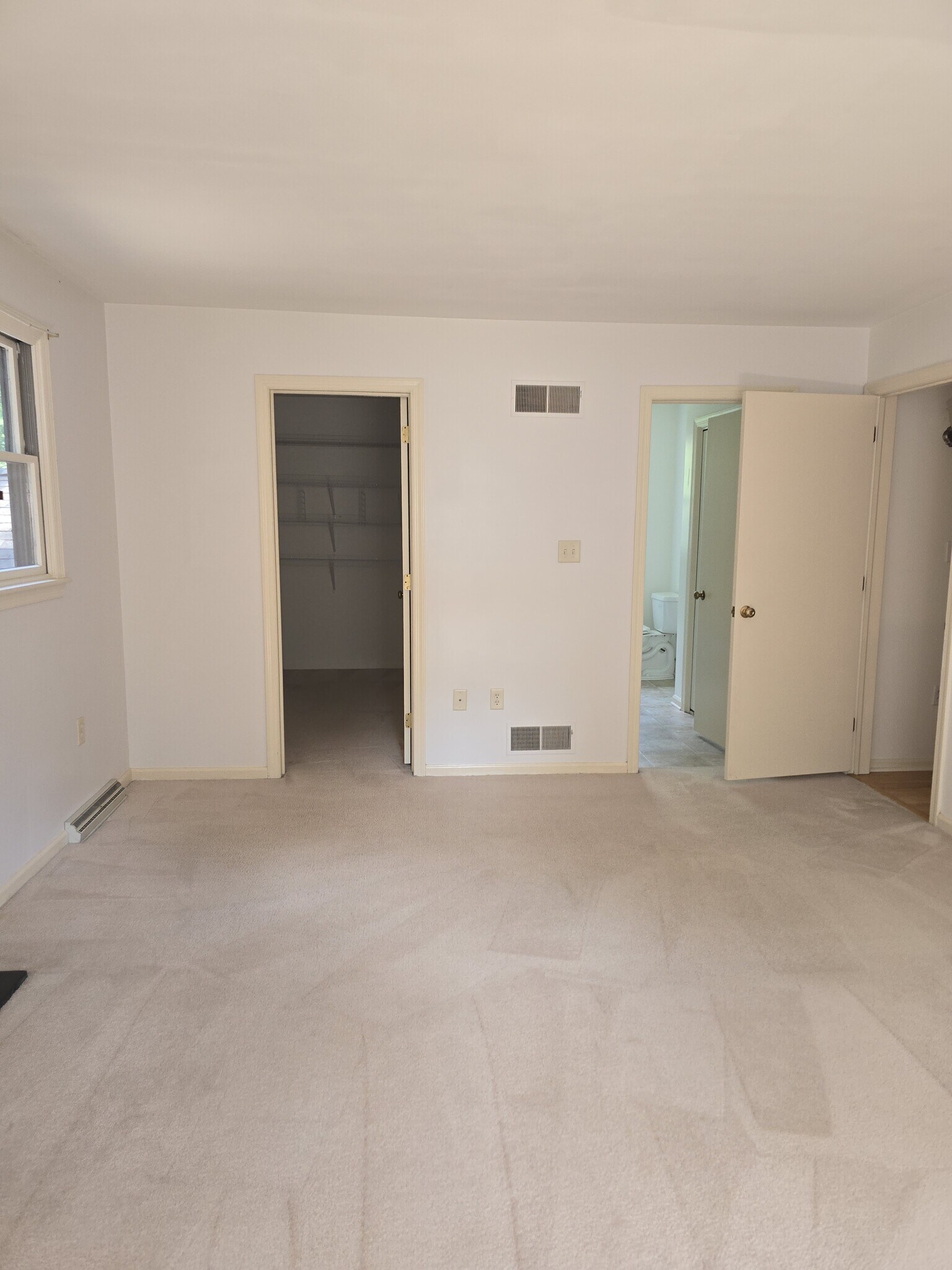 Primary bedroom - 176 Primrose Dr