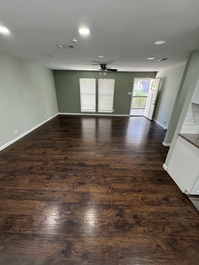 Building Photo - 115 Plainview Dr
