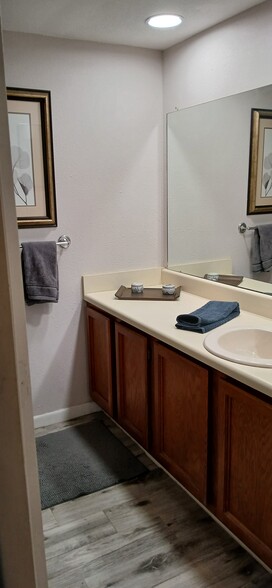 Guest Bathroom - 1803 Hammock Pine Blvd